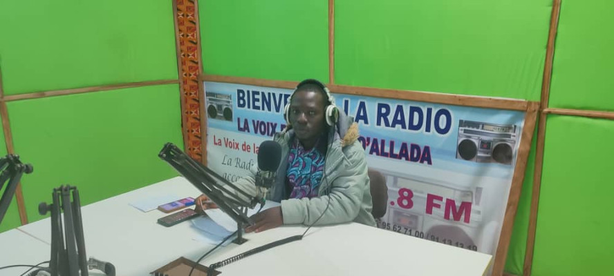 JOURNALE PARLE DE LA RADIO LA VOIX DE LA LAMA D'ALLADA  103.8 MHZ