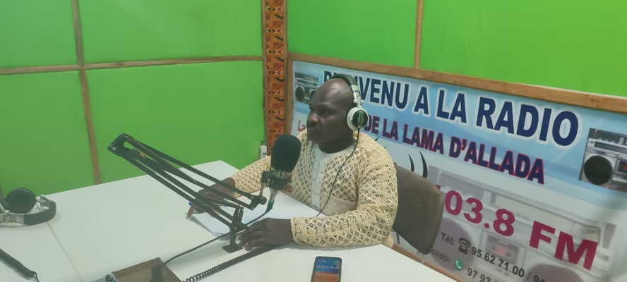 JOURNAL PARLE DE LA RADIO LA VOIX DE LA LAMA D'ALLADA  103.8 MHZ
