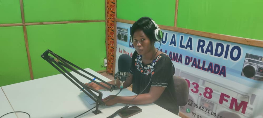 JOURNALE PARLE DE LA RADIO LA VOIX DE LA LAMA D'ALLADA  103.8 MHZ