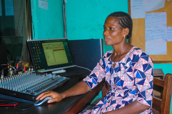 Ablavi Sessou "La gardienne du temps" : Minuit à la console, cinq heures à l'antenne